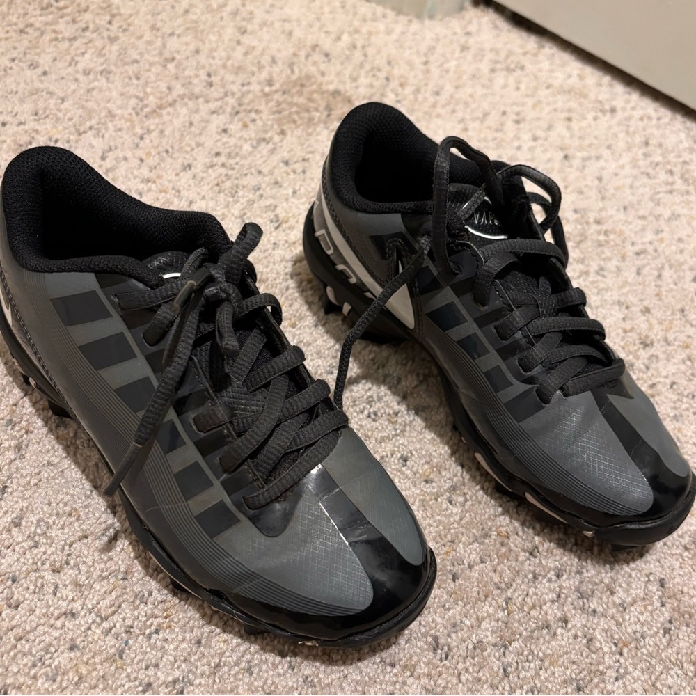 Nike Youth 1.5 football cleats